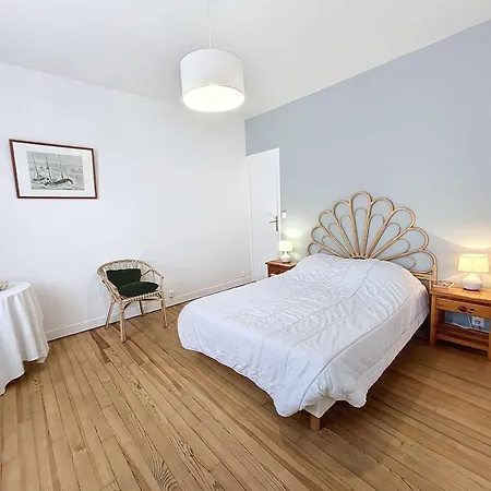 Maison Calme, Proche Et Commerces A Jullouville, Jardin Clos, 3 Chambres, Ideale - Fr-1-361-381 *