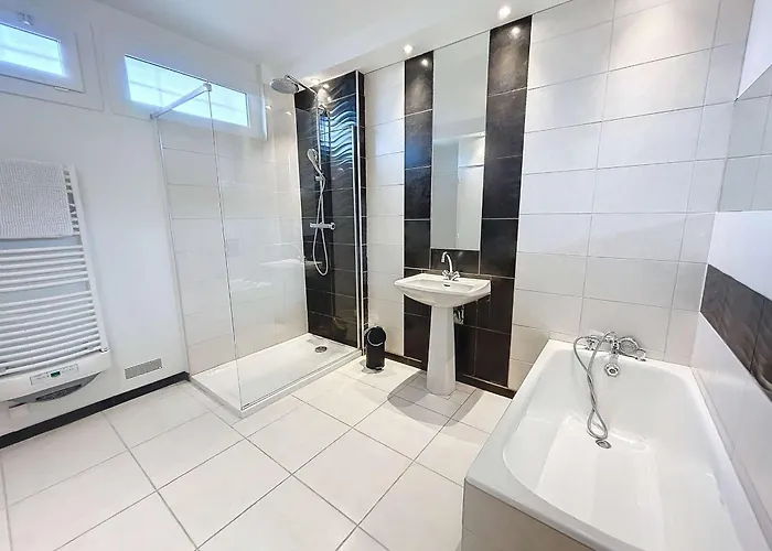 Vakantiehuis Maison Calme, Proche Et Commerces A Jullouville, Jardin Clos, 3 Chambres, Ideale - Fr-1-361-381 *